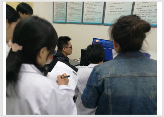 工程師在為校方人員現場演示Pulsar臺式核磁共振波譜儀