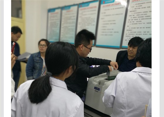 工程師在為校方人員現場演示Pulsar臺式核磁共振波譜儀