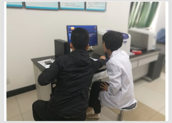 工程師為老師答疑演示Pulsar臺式核磁共振波譜儀