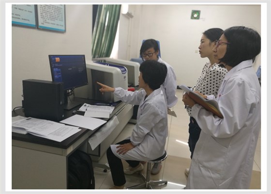 工程師培訓后，老師和同學們實際操作討論Pulsar臺式核磁共振波譜儀