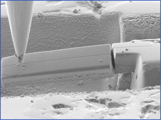 微納尺度下人字形切槽斷裂測試