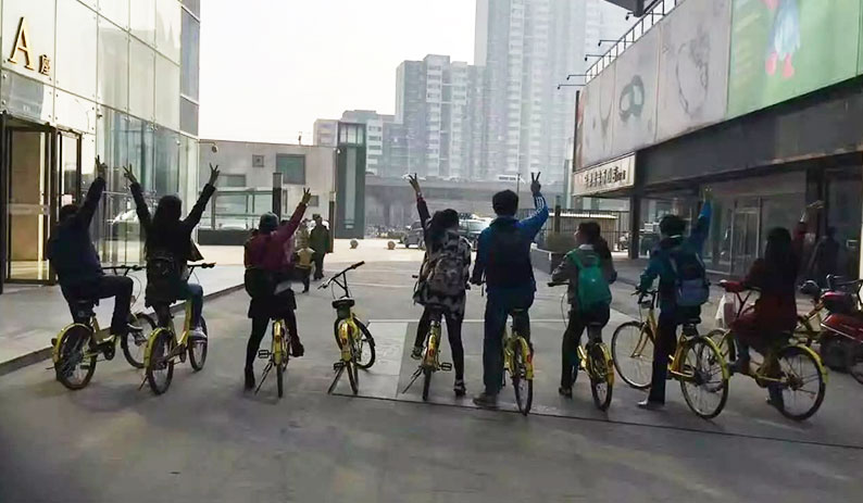 早晨九點，參加騎行的伙伴們在公司樓下準備出發