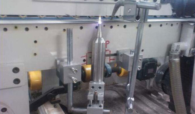 大氣等離子正在處理汽車部件