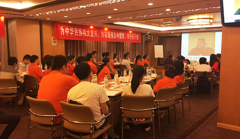 歐倍爾員工正在認真聆聽清華大學教授裴老師講弟子規