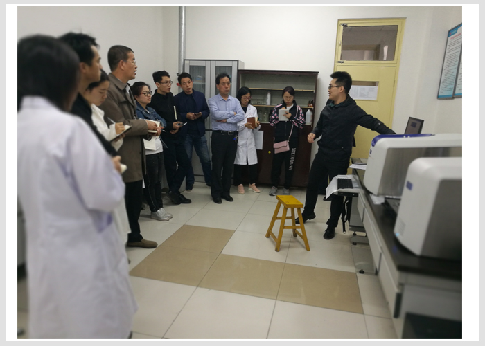 工程師在為校方人員講解Pulsar臺式核磁共振波譜儀使用方法