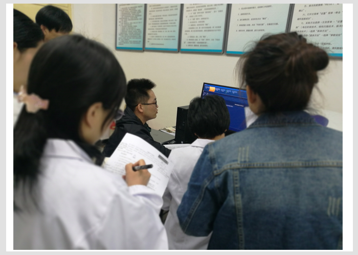 工程師在為校方人員現場演示Pulsar臺式核磁共振波譜儀