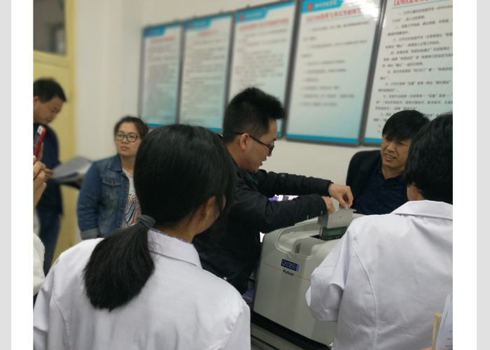 工程師在為校方人員現場演示Pulsar臺式核磁共振波譜儀