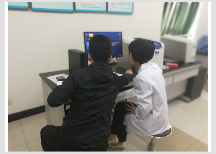 工程師為老師答疑演示Pulsar臺式核磁共振波譜儀